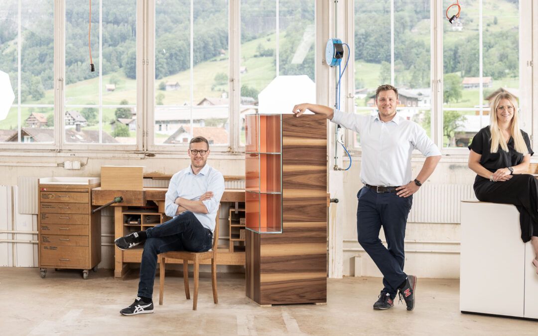 Marco und Andreas Föhn sind nun gleichwertige Inhaber und Geschäftsführer der MAB Möbel AG, Simona Föhn unterstützt ihre Brüder als Geschäftsleitungsmitglied. Der Name der Firma wird von MAB Möbelfabrik Betschart AG auf MAB Möbel AG geändert.